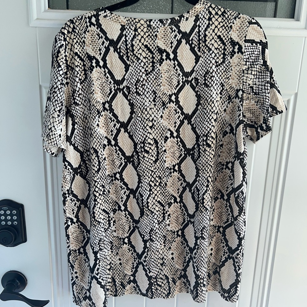 ADORA Black and Cream Patterned V-Neck Tee - Picture 3 of 3